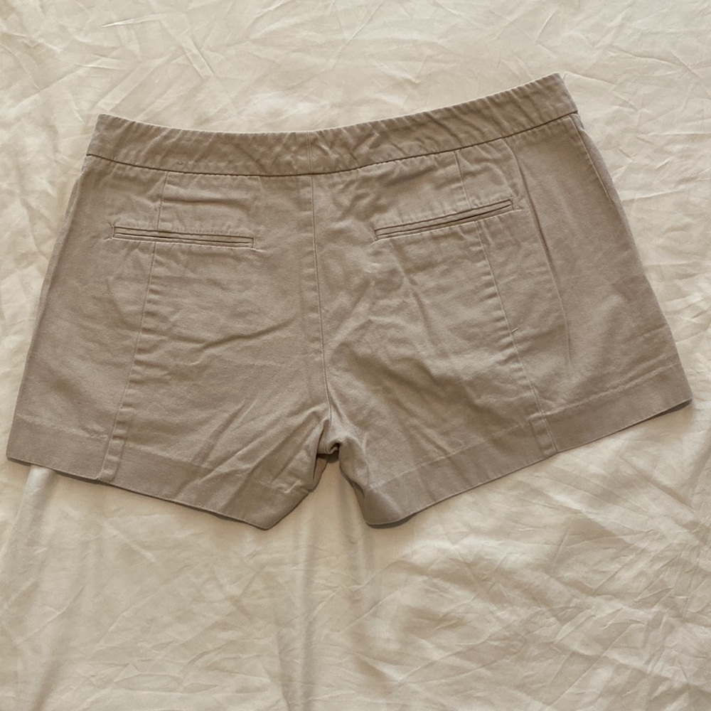 The Gap Khaki shorts. size 6 with pockets - Picture 2 of 5